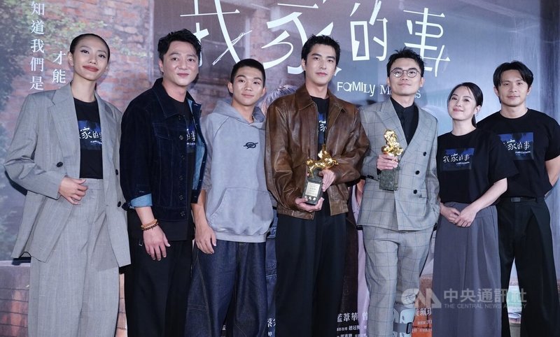 電影「我家的事」導演潘客印（右3）22日抱回第62屆金馬獎最佳改編劇本、演員曾敬驊（中）摘下最佳男配角，他們出席慶功宴分享獲獎心情。中央社記者王心妤攝　114年11月23日