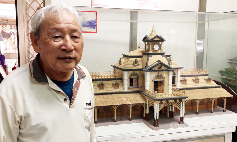 81歲陳振龍憑藉半世紀建築功夫，製作縮小1:20比例建築模型，圖為陳振龍創作的台鐵基隆站模型。中央社記者黃國芳攝　114年11月23日