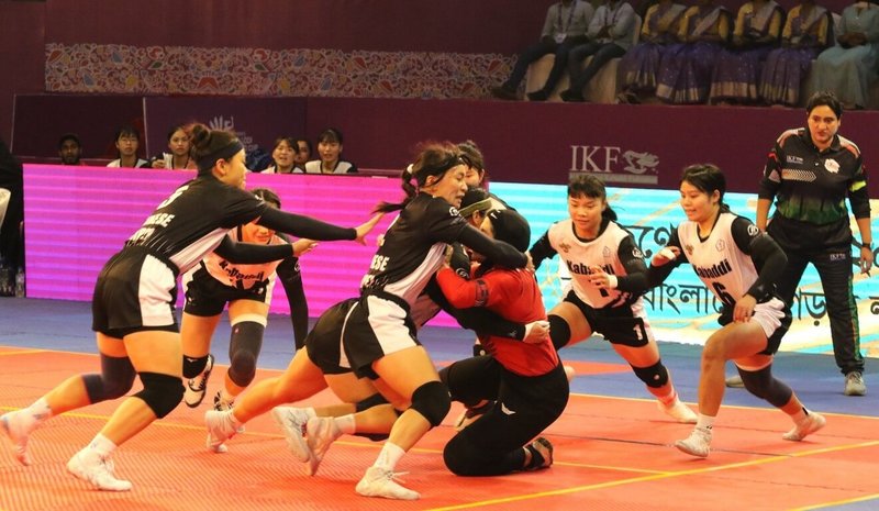 2025第2屆女子卡巴迪世界盃台灣代表隊（黑衣）表現出色，23日於4強賽擊敗地主孟加拉，將與霸主強權印度爭奪金牌。圖為預賽台灣對伊朗賽事。（蔡威暘提供）中央社記者黎建忠傳真　114年11月23日