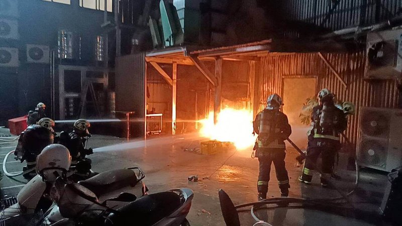 台中市北屯區敦仁街一間居酒屋23日晚間發生火警，經灌救後，火勢已順利撲滅。消防局表示，現場疑似為員工更換瓦斯桶時不慎引發火勢，一名男性員工臉部輕微燙傷送醫。（台中市消防局提供）中央社記者郝雪卿傳真　114年11月23日