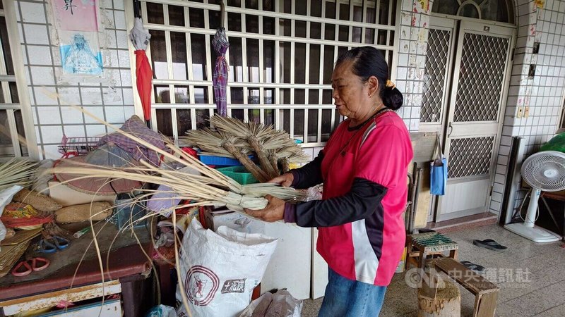 塑膠掃把問市後，傳統槺榔掃帚逐漸沒落，住嘉義縣朴子市德興里的年過7旬許秋月守著這門技藝半世紀，接受訂單手作槺榔掃帚。中央社記者蔡智明攝　114年11月23日