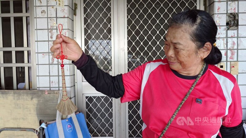 塑膠掃把問市後，傳統槺榔掃帚逐漸沒落，目前乎沒人會做，住嘉義縣朴子市德興里的年過7旬許秋月守著這門技藝半世紀，還創新製作迷你版吊飾。中央社記者蔡智明攝　114年11月23日