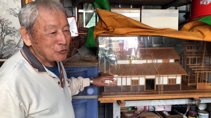 81歲陳振龍憑藉半世紀建築功夫，製作縮小1:20比例建築模型，圖為陳振龍創作大阪式菸樓檜木模型，幾乎與實體菸樓一模一樣。中央社記者黃國芳攝　114年11月23日