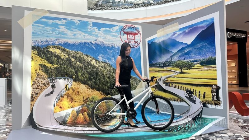 觀光署22日在南灣大型商場舉辦的快閃推廣活動吸引數千人參加,現場以台灣旅遊元素打造台北 101、環島自行車場景3D視覺藝術拍照牆。中央社記者張欣瑜舊金山攝 114年11月23日