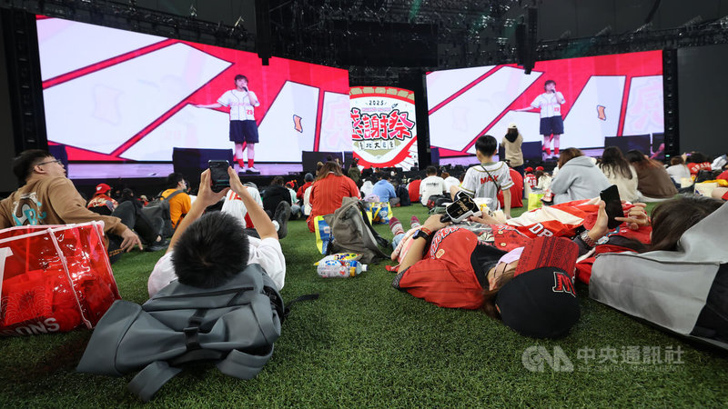 中職味全龍隊2025球迷感謝祭23日在台北大巨蛋舉行，吸引近萬球迷進場，晚間邀「小球」莊鵑瑛開唱，球迷躺草地欣賞。中央社記者張新偉攝　114年11月23日