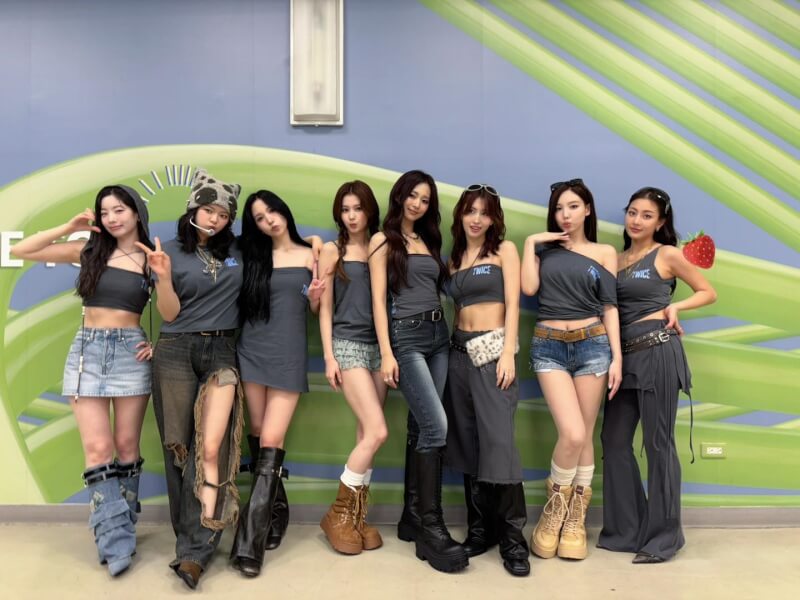 韓國女團TWICE 22日晚起連續2天在高雄國家體育場舉辦THIS IS FOR演唱會。（圖取自facebook.com/JYPETWICE）