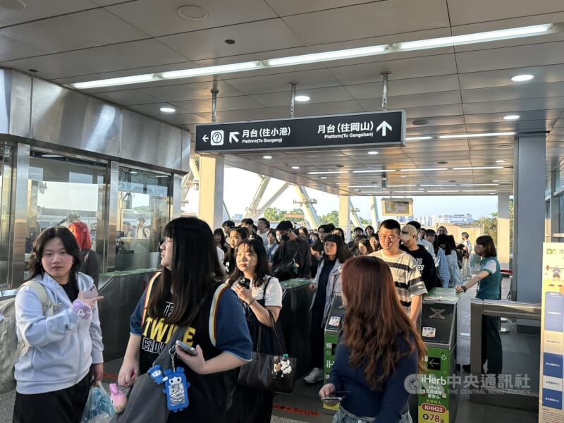 韓國女團TWICE於22、23日連2天在高雄國家體育場開唱，大批粉絲搭乘高雄捷運前往世運站。中央社記者林巧璉攝　114年11月22日