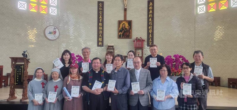 澎湖惠民醫前院長陳仁勇醫師（左5）23日在馬公發表「朝聖．覺旅：從西班牙聖雅各到菊島天堂路」新書，並捐贈154冊給澎湖49所中小學，民眾捐款500元作醫院重建基金，也可獲贈1冊。中央社    114年11月23日