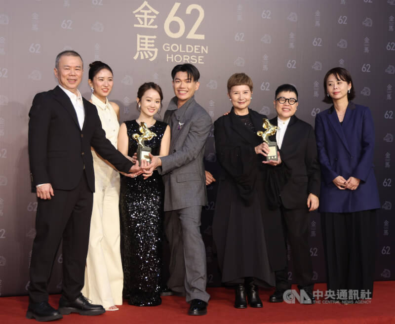 入圍第62屆金馬獎11項大獎的電影「大濛」22日晚間成功擒獲4獎，包括壓軸大獎最佳劇情片，編導陳玉勳（左）、監製李烈（右3）及葉如芬（右2）與劇組團隊開心分享榮耀喜悅。中央社記者張新偉攝　114年11月22日