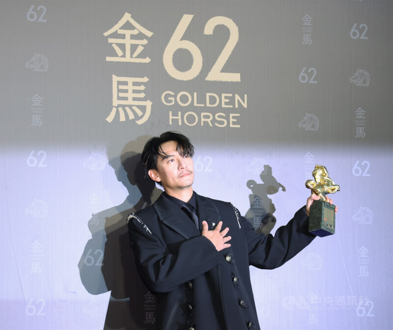 第62屆金馬獎頒獎典禮22日晚間在台北流行音樂中心順利畫下句點，演員張震成功以電影「幸福之路」拿下最佳男主角，2度拿下影帝。中央社記者張新偉攝　114年11月22日
