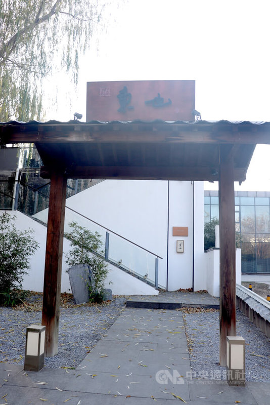 日中關係對立升溫。北京日本料理店東也壽司老闆谷岡一幸接受訪問表示，這是開業10年來最難的一次。圖為東也壽司店門。中央社記者呂佳蓉北京攝 114年11月23日