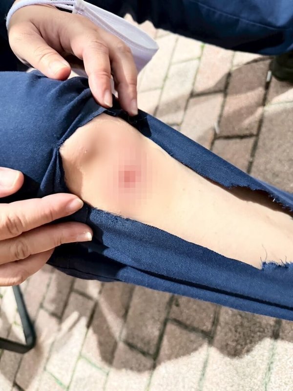 韓團TWICE週末在高雄世運主場館開唱，但世運大道卻有違規攤販販賣盜版周邊。左營警方表示，陳姓攤商拒不配合身分查證企圖逃跑，員警制止跌倒挫傷，全案依妨害公務、傷害罪嫌送辦。（高市左營警分局提供）中央社記者洪學廣傳真　114年11月23日