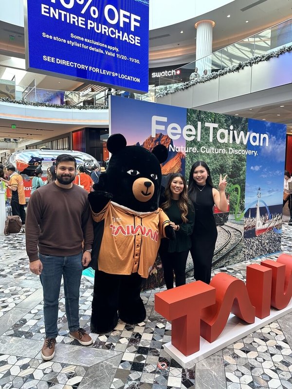 加大柏克萊哈斯商學院學生克汗(左1)今年暑假赴台,返美後成哈台族。中央社記者張欣瑜舊金山攝 114年11月23日