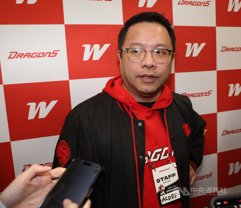 中職味全龍隊23日舉行球迷感謝祭，對於新球季洋將布局，領隊丁仲緯（圖）受訪表示，投手徐若熙將旅外，洋將鎖定投手為主，伍鐸（Bryan Woodall）、鋼龍（Drew Gagnon）是留下的首要人選。中央社記者張新偉攝　114年11月23日