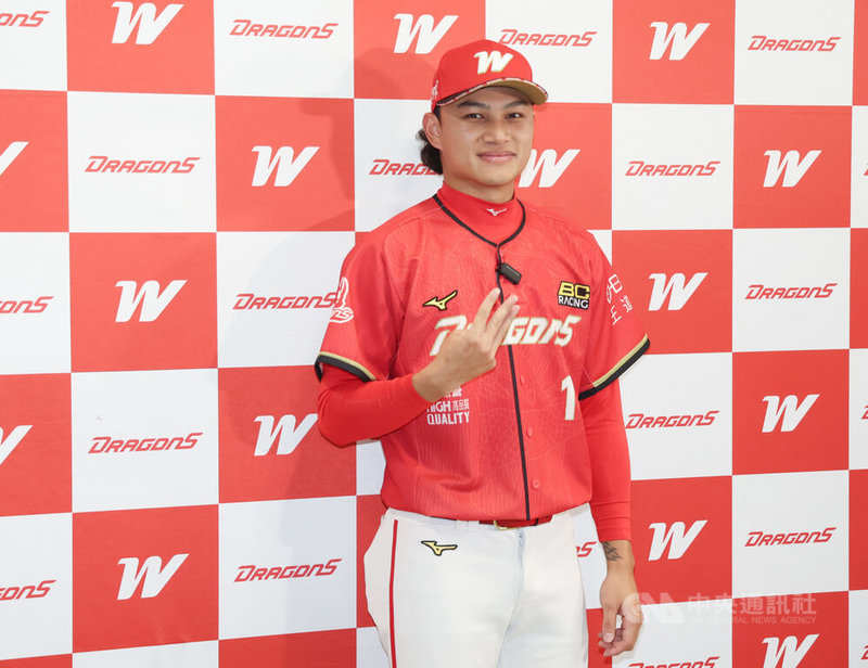 中職味全龍隊投手徐若熙（圖）挑戰旅外，美日職球隊展現高度興趣，徐若熙表示，因為小孩還小，家人也會是考量因素，目前還沒有最後決定。中央社記者張新偉攝 114年11月23日
