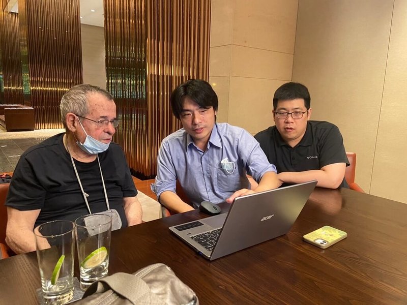 陽明交通大學生物科技系副教授羅惟正（中）與諾貝爾化學獎得主瓦謝爾（Arieh Warshel）（左）分享演算法概念獲肯定，圖為雙方第一次面對面討論。（陽明交大提供）中央社記者許秩維傳真　114年11月24日