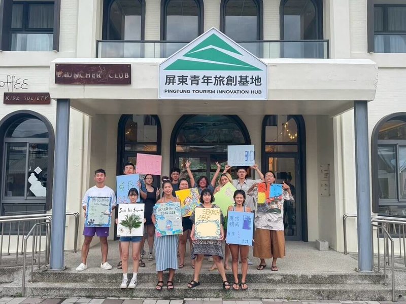 屏東青年旅創基地透過「114年旅遊創新人才培育計畫」，推出49場課程、超過600人次參與，帶著青年一起探索旅遊產業，並打造「溫泉老夥伴」展覽，民眾可感受青年創意與地方文化的完美結合。（屏東縣政府提供）中央社記者李卉婷傳真　114年11月24日