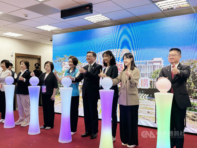 衛生福利部豐原醫院在台中市后里區新建的「綜合式長照機構」24日正式啟用，行政院長卓榮泰（右4）出席。中央社記者趙麗妍攝　114年11月24日