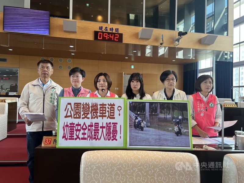 民進黨台中市議員蕭隆澤（左起）、陳俞融、陳雅惠、謝家宜、張芬郁、陳淑華等人，24日在台中市議會市政總質詢表示，東峰公園經常有小朋友到此進行戶外活動，市府卻放任機車穿越，明顯未落實管理責任。中央社記者郝雪卿攝　114年11月24日