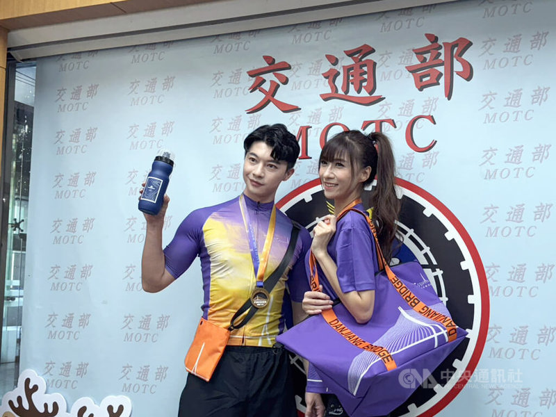 淡江大橋預計115年5月9日舉辦通車典禮，交通部公路局24日在記者會宣布，通車前將舉辦路跑及自行車活動，其中路跑於4月18日下午舉行，讓跑者可以欣賞淡水夕照。中央社記者余曉涵攝　114年11月24日