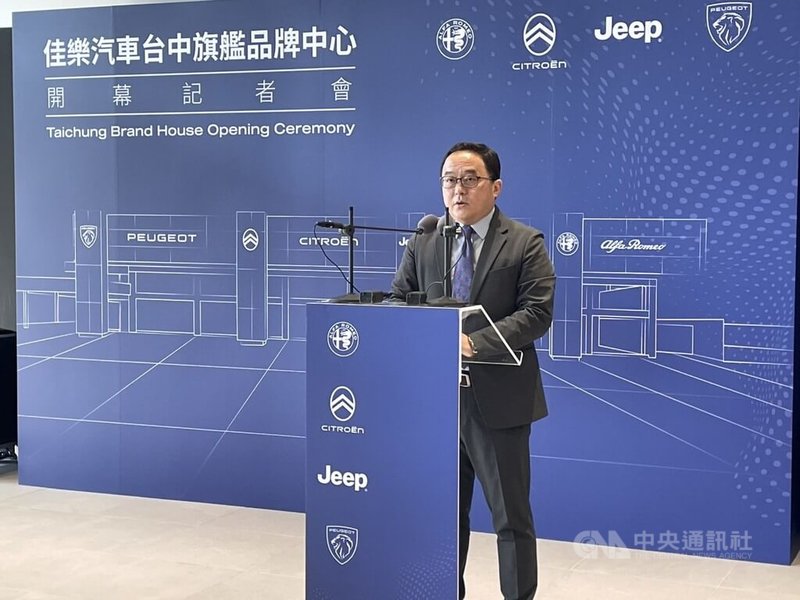 寶嘉聯合攜手佳樂汽車台中旗艦品牌中心24日下午舉行開幕儀式，寶嘉聯合執行董事吳睿弘（圖）預期，2026年台灣車市有機會較今年活絡，期盼2028年目標明顯成長。 中央社記者鍾榮峰攝　114年11月24日