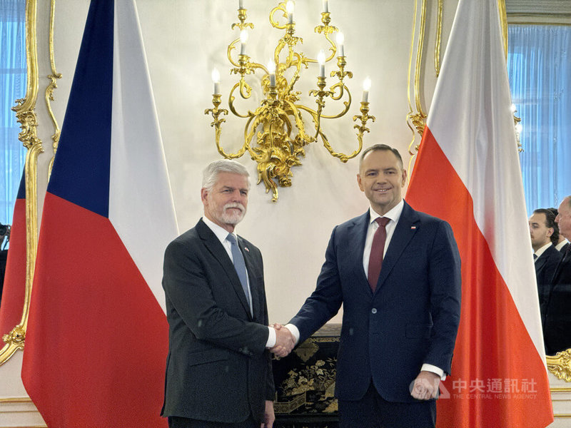 捷克總統帕維爾（左）24日在布拉格城堡接見波蘭總統納夫羅茨基（右）。雙方皆表示，捷克與波蘭同樣視俄羅斯為歐洲安全的重大威脅，並將對遭受侵略的烏克蘭的防衛視為自身安全課題。中央社記者劉郁葶布拉格攝　114年11月24日