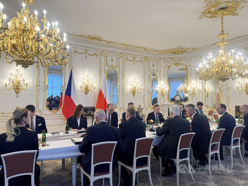 捷克總統帕維爾24日在布拉格城堡接見波蘭總統納夫羅茨基，兩國就俄羅斯對烏克蘭的侵略，與捷波雙方在經貿、安全議題進行討論。中央社記者劉郁葶布拉格攝　114年11月24日