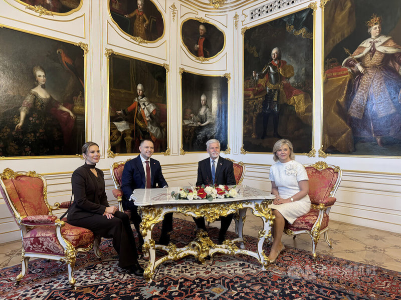 捷克總統帕維爾（右2）今天會晤波蘭總統納夫羅茨基（左2），雙方就俄羅斯對烏克蘭的侵略、經貿、安全議題，以及在歐盟與北大西洋公約組織的合作進行討論。中央社記者劉郁葶布拉格攝　114年11月24日