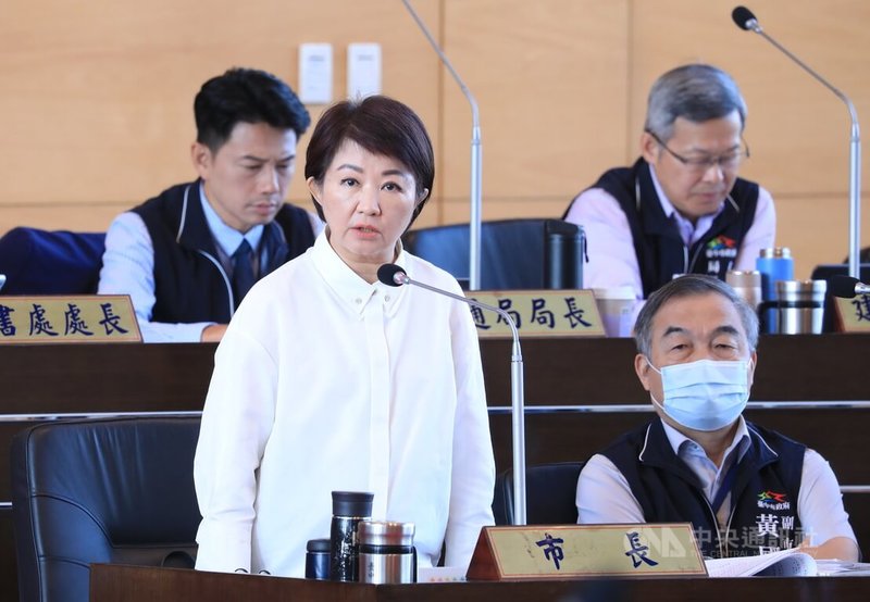 台中市長盧秀燕（前左）24日在台中市議會備詢時，被問及是否同意中國籍配偶歸化中華民國年限從6年縮短為4年時說，還不知是否這樣修法，也是大家在臆測，她不評論臆測的事。中央社記者郝雪卿攝  114年11月24日