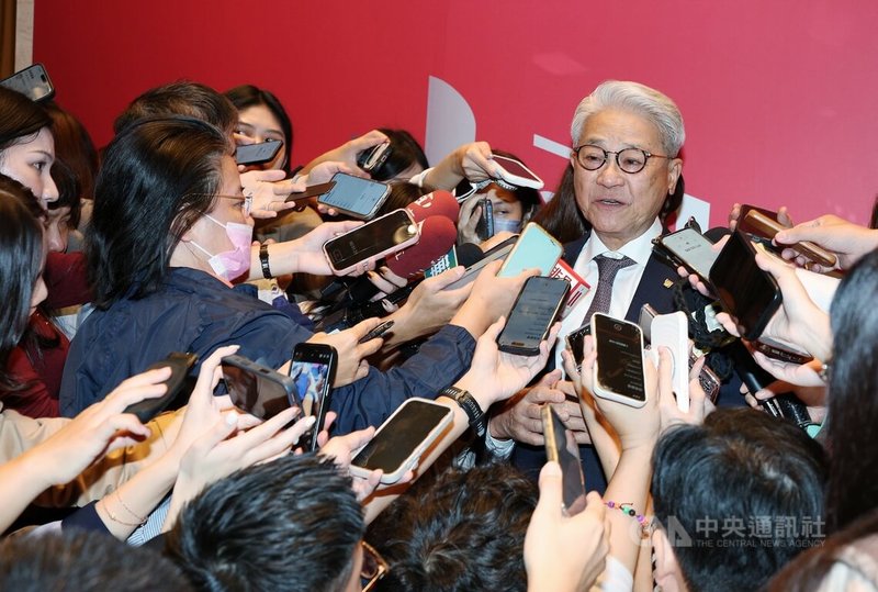 台新投信與新光投信24日舉行合併茶會，台新新光金控董事長吳東亮受訪表示，政府正全力推動亞洲資產管理中心，資本市場國際化政策，留財引資的方向非常明確，台新投信合併後，資產規模達新台幣5300億元，擠進市場前10名，接下來不止要變大，還要變得更強壯。中央社記者郭日曉攝　114年11月24日