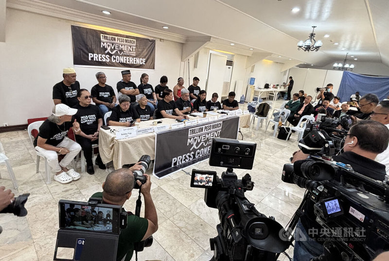 菲律賓防洪工程弊案民怨持續升高，宗教與民間團體24日在天主教馬尼拉總教區總部宣布，30日將在奎松市人民革命紀念碑前發動大示威，要求政府終結貪污以及家族政治。中央社記者林行健馬尼拉攝　114年11月24日