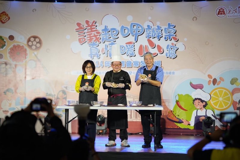 高雄市議會23日舉辦「議起呷辦桌．真情暖心窩」寒冬聯合送暖活動，議長康裕成（左）率議員為弱勢邊緣家庭送暖，並邀內門知名總舖師阿隆師（中）到議會辦桌。（高雄市議會提供）中央社記者蔡孟妤傳真　114年11月24日