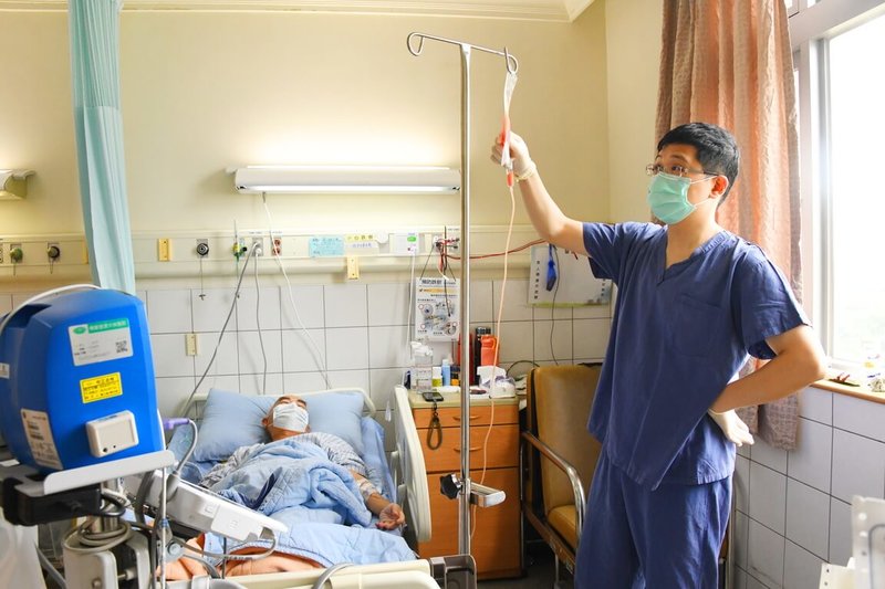 65歲謝先生113年7月確診多發性骨髓瘤，在大林慈濟醫院接受自體造血幹細胞移植治療，過程相當順利，僅出現輕微口腔潰瘍與短暫不適，出院後現已能自行行走、活動自如。（大林慈濟醫院提供）中央社記者蔡智明傳真　114年11月24日