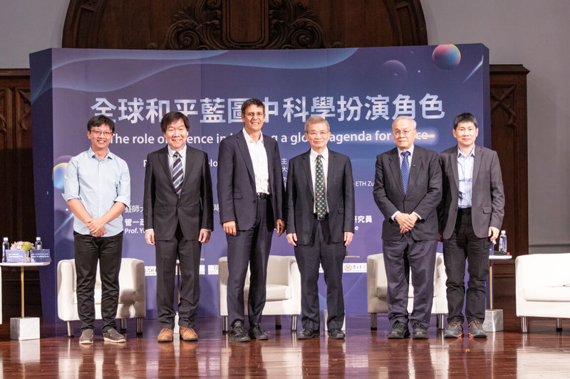 2019年諾貝爾物理學獎得主奎洛茲（Didier Queloz）（左3）受諾貝爾和平基金會邀請，24日赴台灣師範大學演講，與台師大校長吳正己（右3）等人合影。（台師大提供）中央社記者許秩維傳真　114年11月24日