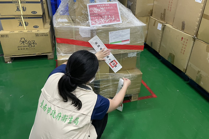 衛生福利部食品藥物管理署24日公布「亦鴻企業有限公司」進口紅色複方原料3批含化粧品禁用色素蘇丹4號，台南市政府衛生局稽查相關業者封存產品。（台南市衛生局提供）中央社記者楊思瑞台南傳真　114年11月24日