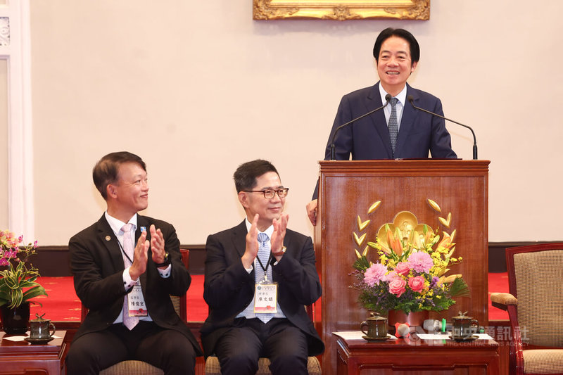 總統賴清德（右）24日在總統府接見中華民國診所協會全國聯合會及各縣市診所協會理事長，賴總統致詞歡迎醫界朋友到訪。圖左起為中華民國診所協會全國聯合會監事長陳俊宏、理事長廖文鎮。中央社記者王騰毅攝  114年11月24日