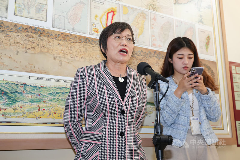 內政部長劉世芳（左）24日上午赴立法院內政委員會，列席報告有關「普發新版台灣安全指引如何提升全民安全意識之政策效益評估」並備質詢，會前劉世芳接受媒體聯訪回應近日時事相關議題。中央社記者翁睿坤攝　114年11月24日