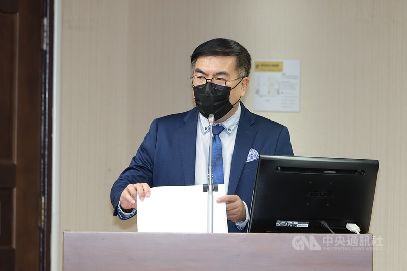 環境部長彭啓明（圖）24日上午列席立法院社會福利及衛生環境委員會，專題報告「聯合國第30屆氣候峰會之後台灣氣候治理方向與如何提升台灣氣候變遷績效指標名次，落實2050淨零排放路徑策略」。中央社記者翁睿坤攝　114年11月24日