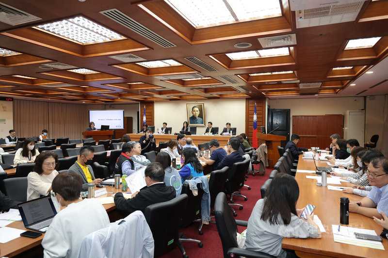 立院教育及文化委員會24日舉行「解決教師荒－校事會議檢討及策進」公聽會，邀請立委與學者專家一同參與討論。中央社記者翁睿坤攝　114年11月24日