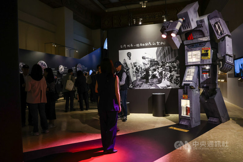 展示台灣人民追求民主自由歷程的「自由花蕊」常設展24日在中正紀念堂1樓展廳開幕，展區入口處一座大型裝置彷彿監視著每一位參觀者，呈現過去人民遭威權體制監控的意象。中央社記者王騰毅攝  114年11月24日