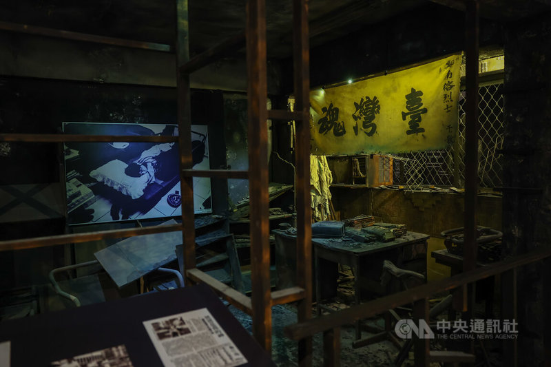 展示台灣人民追求民主自由歷程的「自由花蕊」常設展24日在中正紀念堂1樓展廳開幕，展區一處重現當年鄭南榕自焚的雜誌社現場，敘述鄭南榕為捍衛言論自由不惜犧牲的故事。中央社記者王騰毅攝  114年11月24日