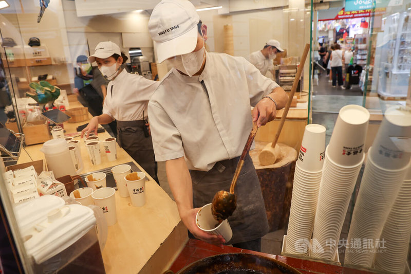 主計總處24日發布10月失業率為3.36%，較9月下降0.02個百分點；經季節調整後失業率為3.33%，也較9月下降0.02個百分點。圖為台北西門町一家飲料店員工作業情形。中央社記者吳家昇攝　114年11月24日