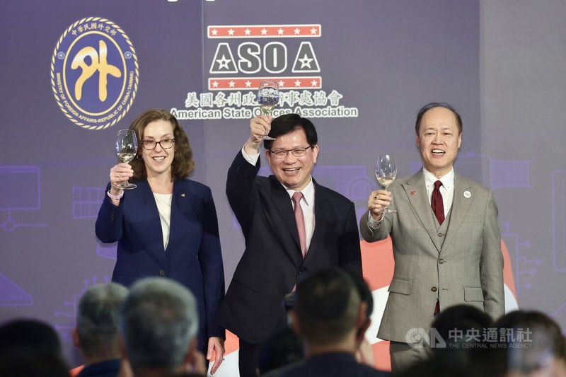 外交部與美國各州政府辦事處協會感恩之夜24日在台北君悅飯店舉行，外交部長林佳龍（中）、美國各州政府在台協會會長嚴樹芬（右）、美國在台協會（AIT）副處長梁凱雯（Karin Lang）（左）舉杯向出席賓客致意。中央社記者王飛華攝　114年11月24日