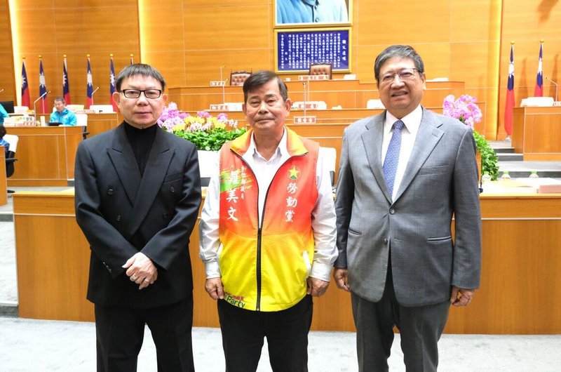 新竹縣議會舉辦第20屆第6次定期會，勞動黨縣議員羅美文（中）24日關心勞權教育推廣及勞工安全等議題。圖右為新竹縣長楊文科，前左為議長張鎮榮。（新竹縣政府提供）中央社記者魯鋼駿傳真　114年11月24日