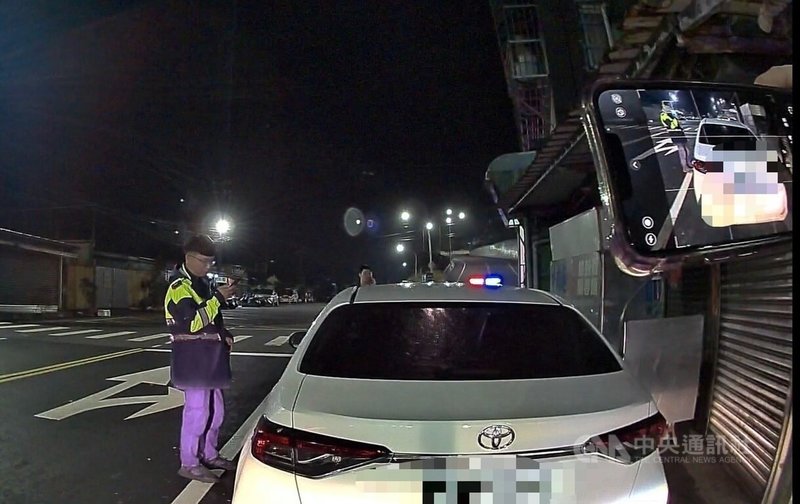 新北市警察局金山分局萬里所員警日前巡邏，透過AI巡防系統攔查到一輛顯示為失竊的自小客車；王姓駕駛表示，他是透過線上租車駕車散心，不知開的是失竊車輛。經查才發現是租車公司報案卻未撤尋的烏龍。圖為警方攔查情形。（翻攝照片）中央社記者王鴻國傳真　114年11月24日