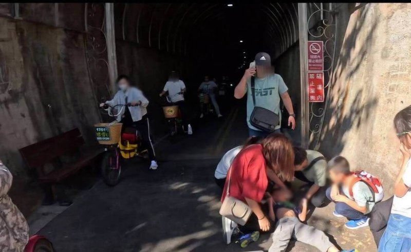 台中后豐鐵馬道23日一名6歲男童遭自行車撞倒，躺在車道上嚎啕大哭、右耳冒血，豐原區眼科醫師徐浩恩現場初步檢傷，發現孩子尿失禁、雙眼不斷往上翻白眼，懷疑有顱內出血症狀。（醫師徐浩恩提供）中央社記者趙麗妍傳真　114年11月24日