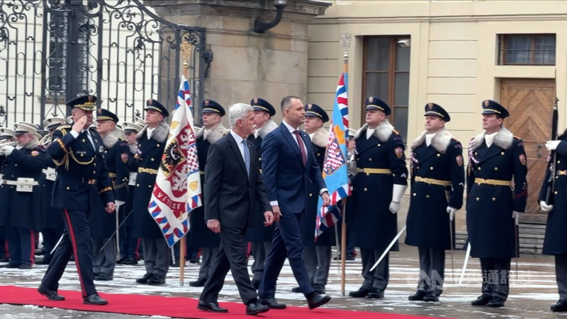 捷克總統帕維爾（前中）24日在布拉格城堡接見波蘭總統納夫羅茨基（前右1）。此為納夫羅茨基在今年8月就職波蘭總統後，首次出訪捷克。中央社記者劉郁葶布拉格攝　114年11月24日