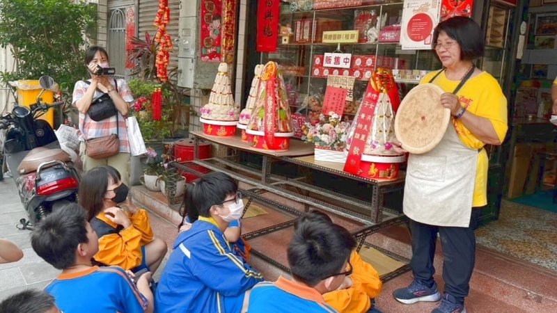 教育部推動沉浸式教學計畫，鼓勵國中小將台灣台語、閩東語結合課程，台南市金城國中安排「赤崁樓椪餅文化之旅」在地走讀活動，增加學習趣味，也讓學生了解歷史。（教育部提供）中央社記者許秩維傳真　114年11月24日