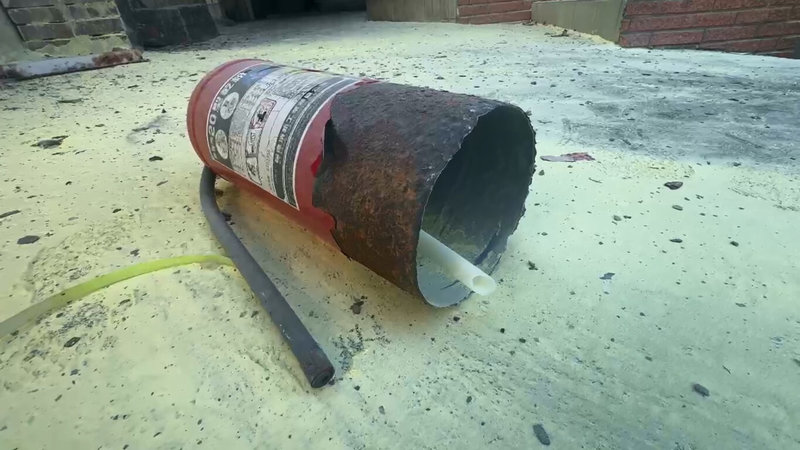 基隆市通仁街24日發生滅火器自爆事件，消防局表示，這具滅火器民國109年製造，並未納入清冊，懷疑有人移到此處，因而未能換新，已請各區公所協助清查，避免類似情形再度發生。（讀者提供）中央社記者王朝鈺傳真　114年11月24日