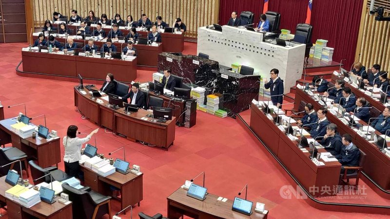 高雄月世界垃圾事件，涉案里長李有財在個人臉書疑變造合成與高雄市長陳其邁的照片，引發藍綠攻防。陳其邁（右，立者）24日在議會市政總質詢表示，除了會對變造合成照片者提告，所有惡意抹黑不實言論都會提告。中央社記者蔡孟妤攝　114年11月24日